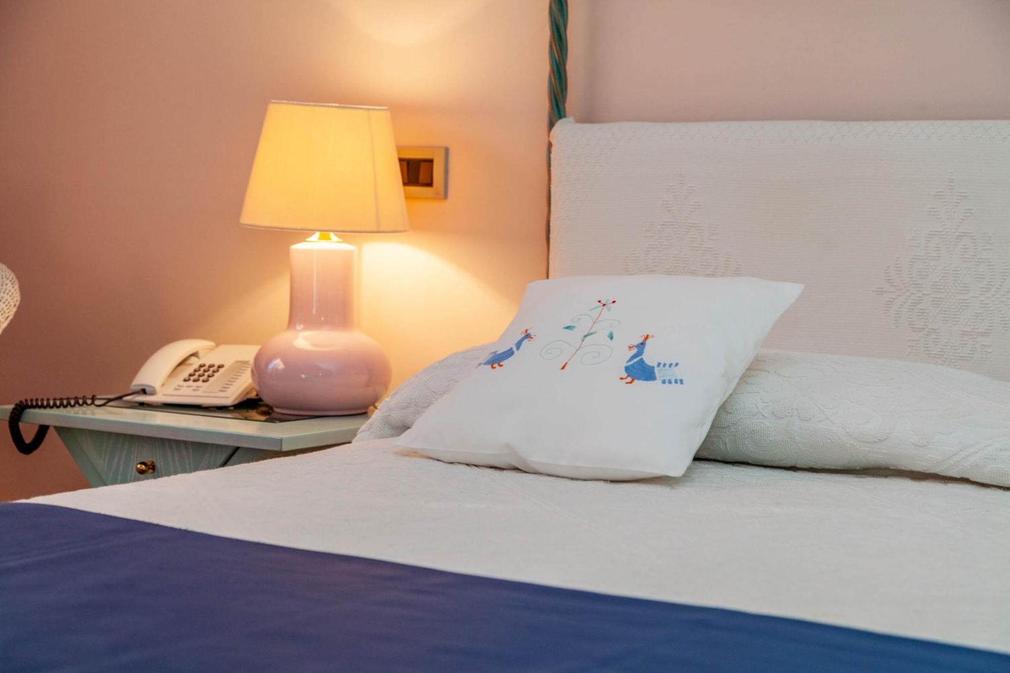Hotel Luna Lughente Ольбия Экстерьер фото